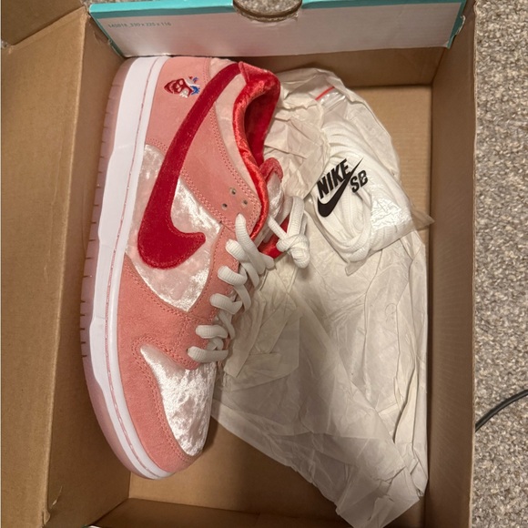 Nike StrangeLove x Dunk SB Low Valentine's Day - Picture 1 of 13